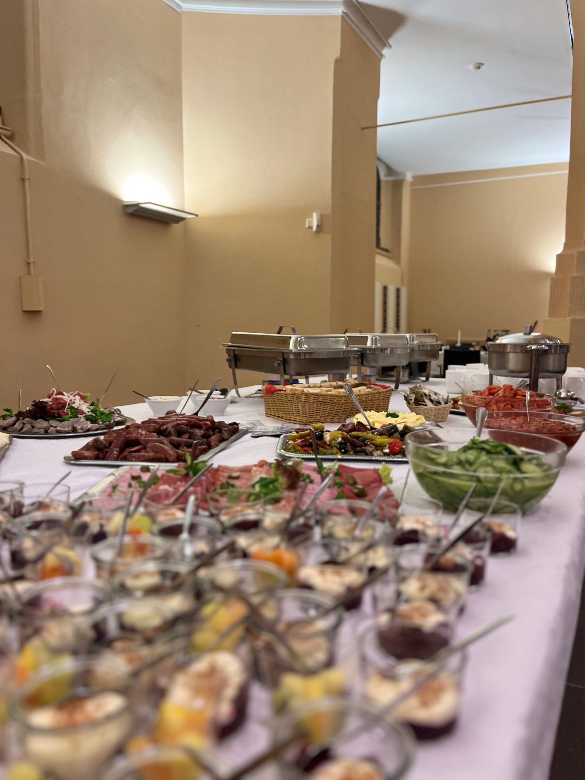 Desserts im Glas auf einer Etagere