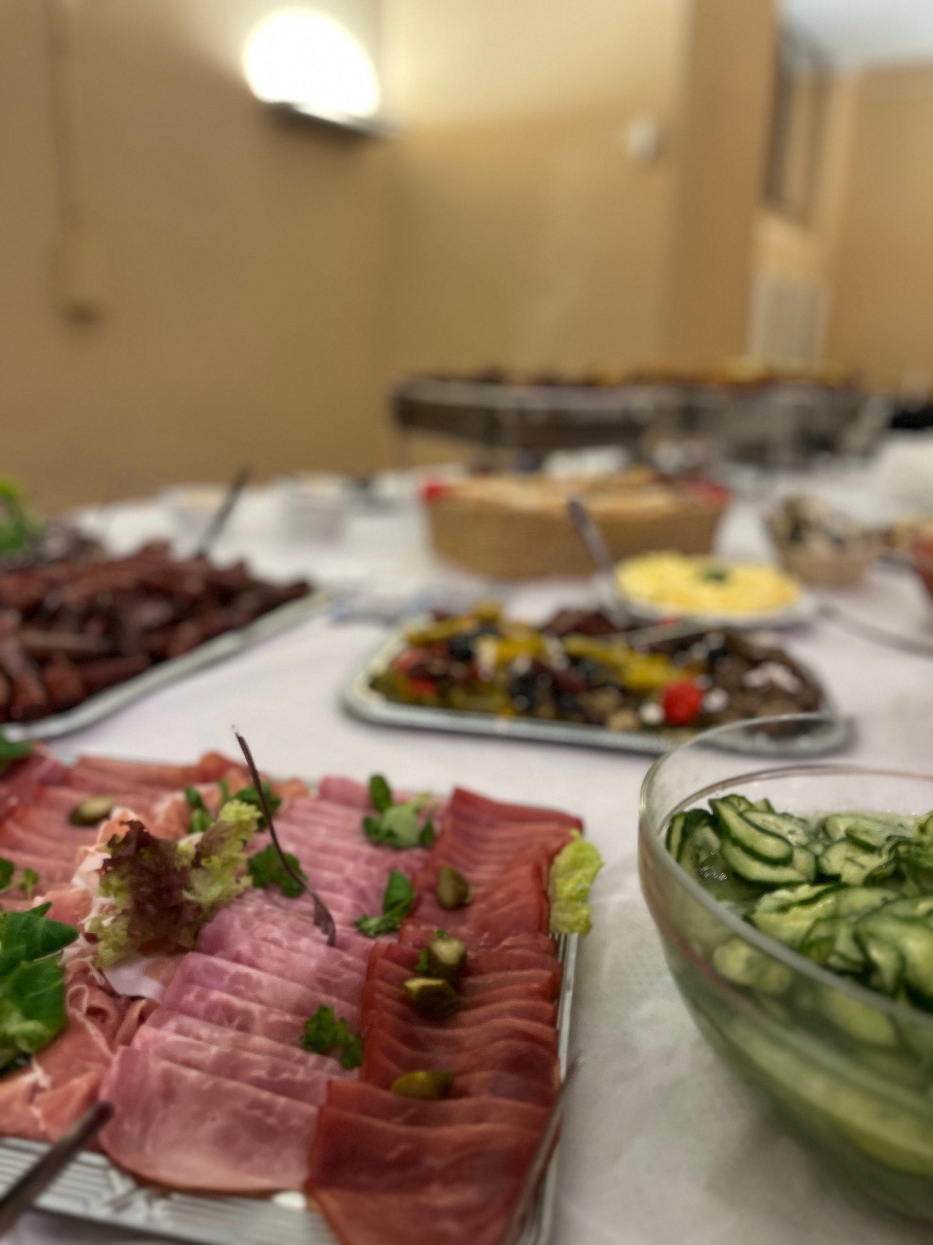 Kalte Platte mit Aufschnitt, Lachs und Garnitur