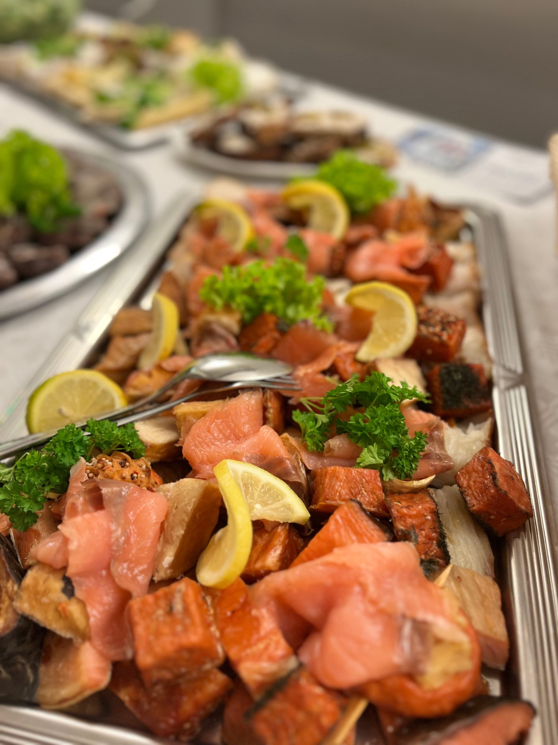 Kalte Platte mit Aufschnitt, Lachs und Garnitur