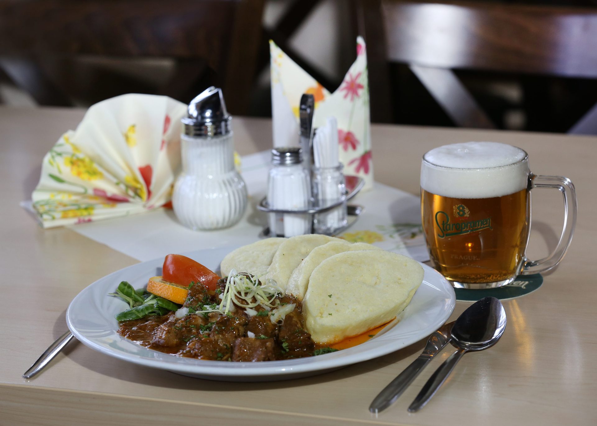 Schnitzel mit Beilagen und ein frisch gezapftes Bier