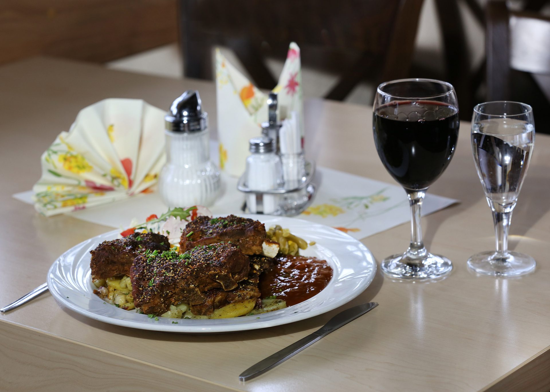 Spareribs mit Bratkartoffeln und Bohnen, dazu Rotwein