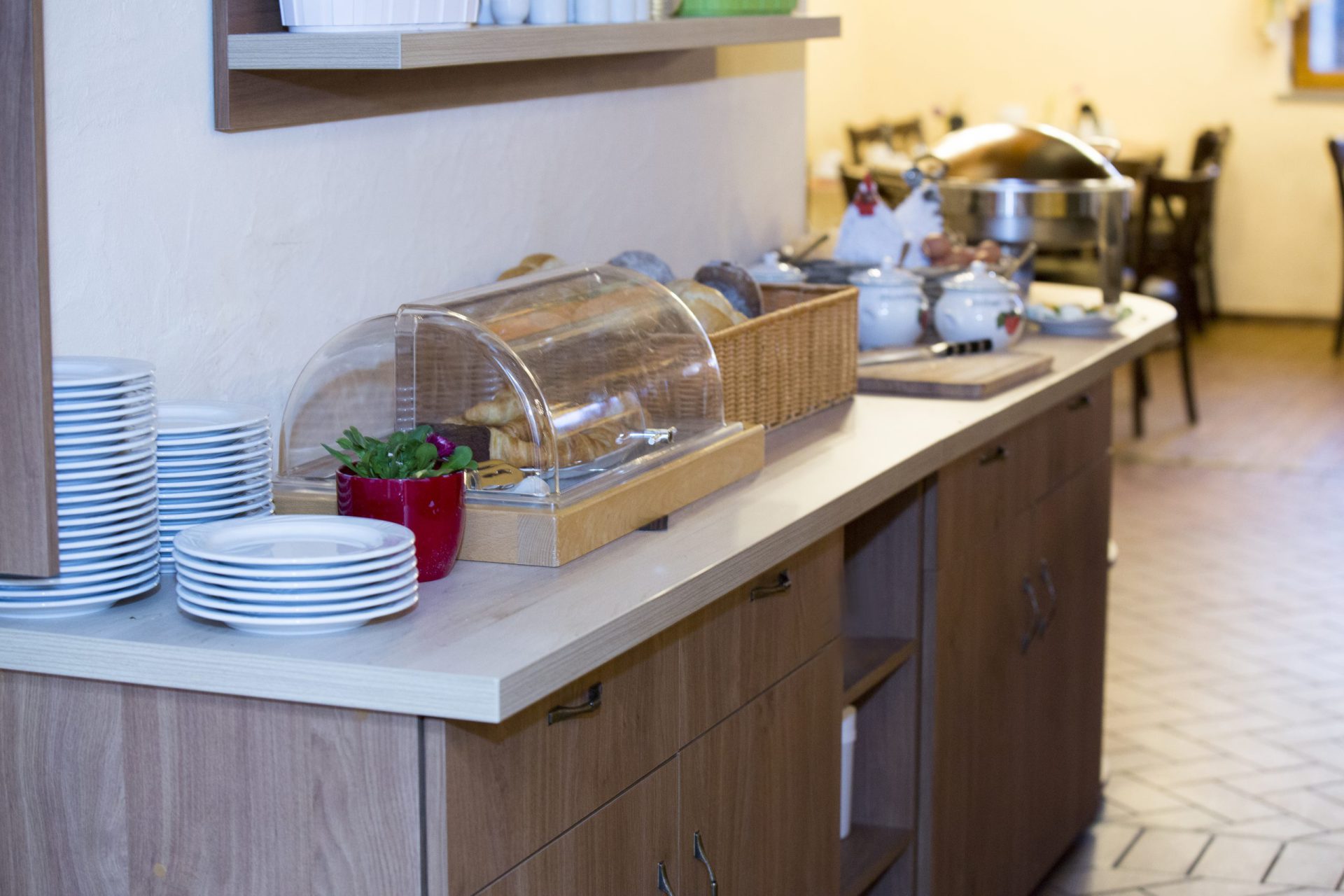 Frühstücksbuffet mit Aufschnitt, Käse, Obst und Gebäck