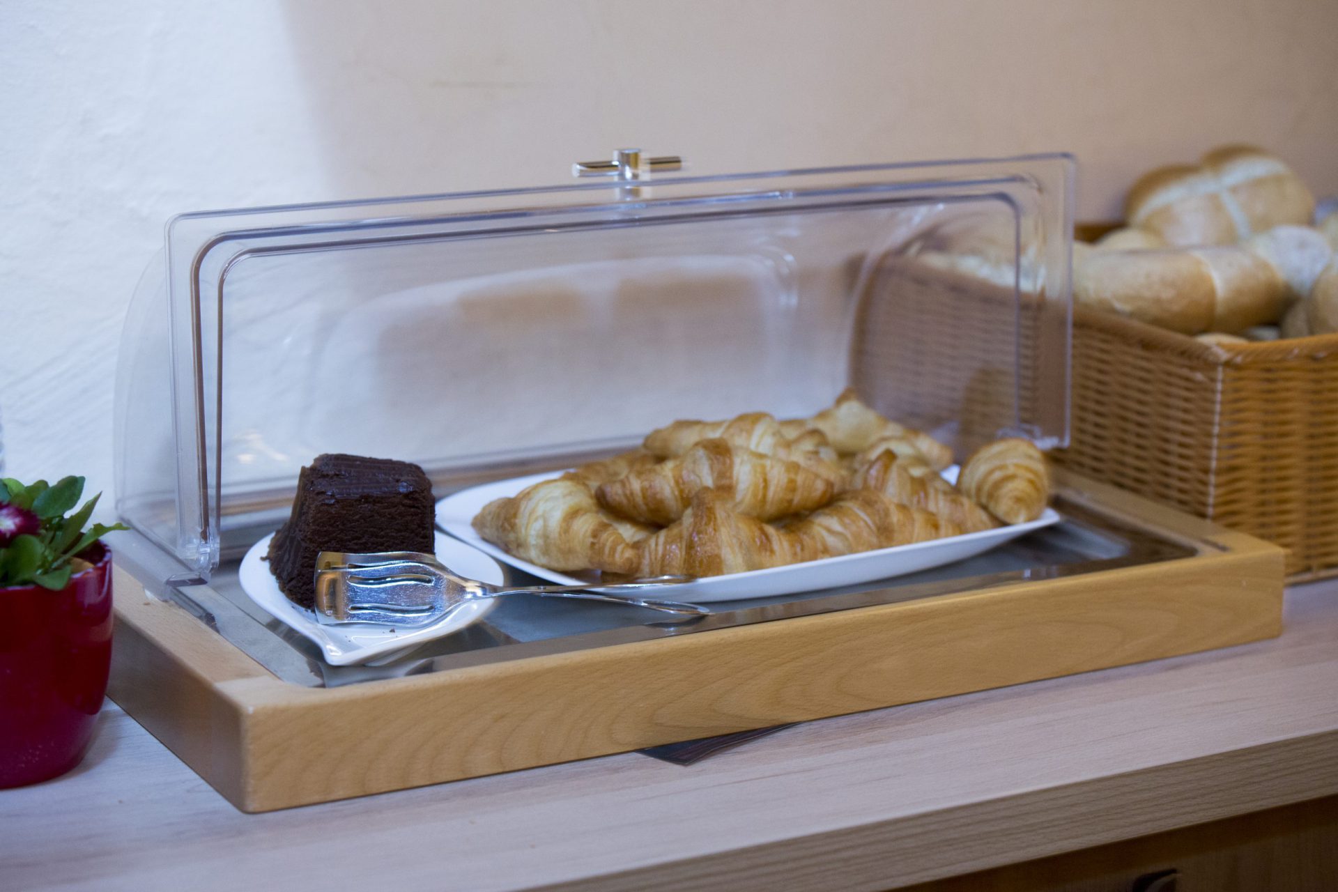 Frische Croissants und Kuchen am Frühstücksbuffet