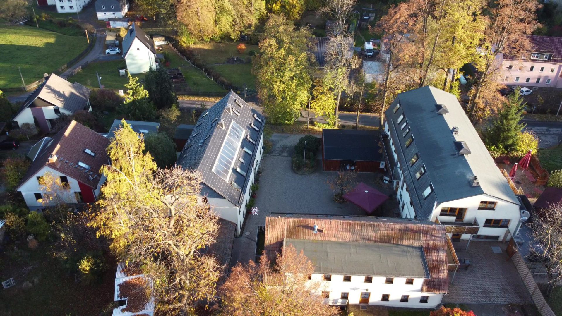 Luftaufnahme des Landgasthof Fischer mit Hof, Gebäuden und Feldern