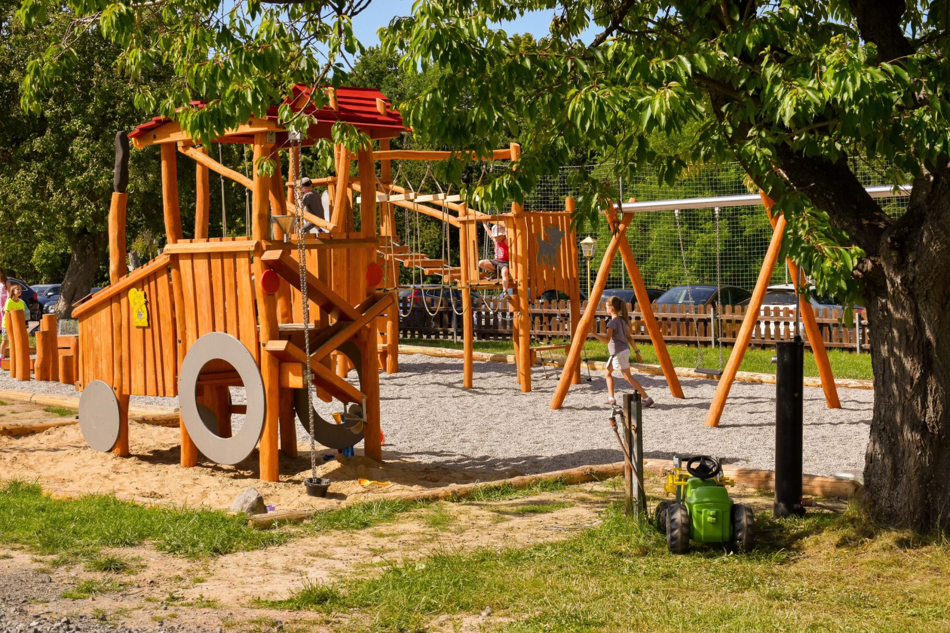 Spielplatz mit Klettergerüst und Schaukeln auf dem Hof