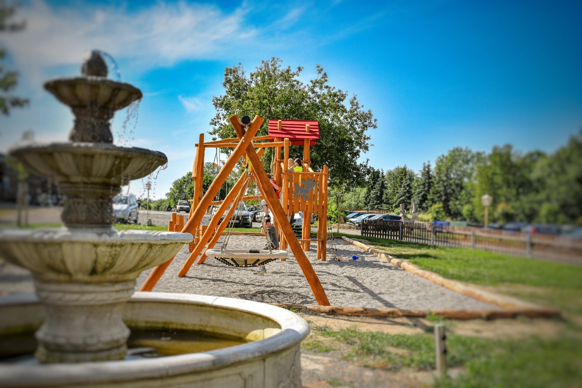 Spielplatz mit Klettergerüst und Schaukeln auf dem Hof