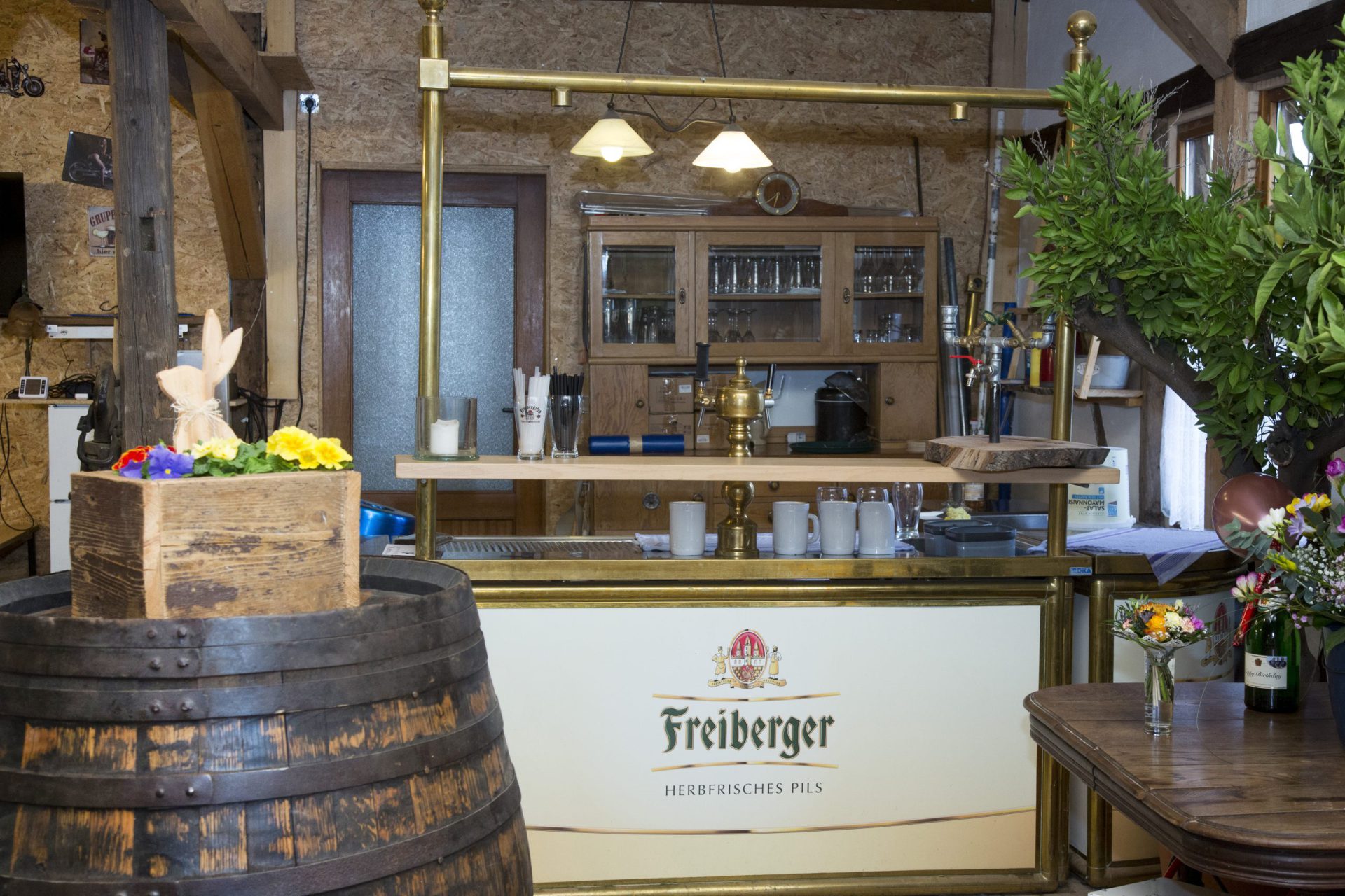 Tresen der Hofschänke mit Zapfanlage und Holzfass
