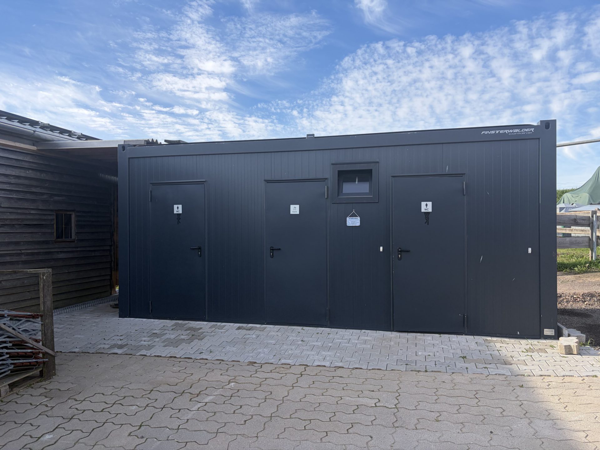 Der neue Sanitärcontainer von außen