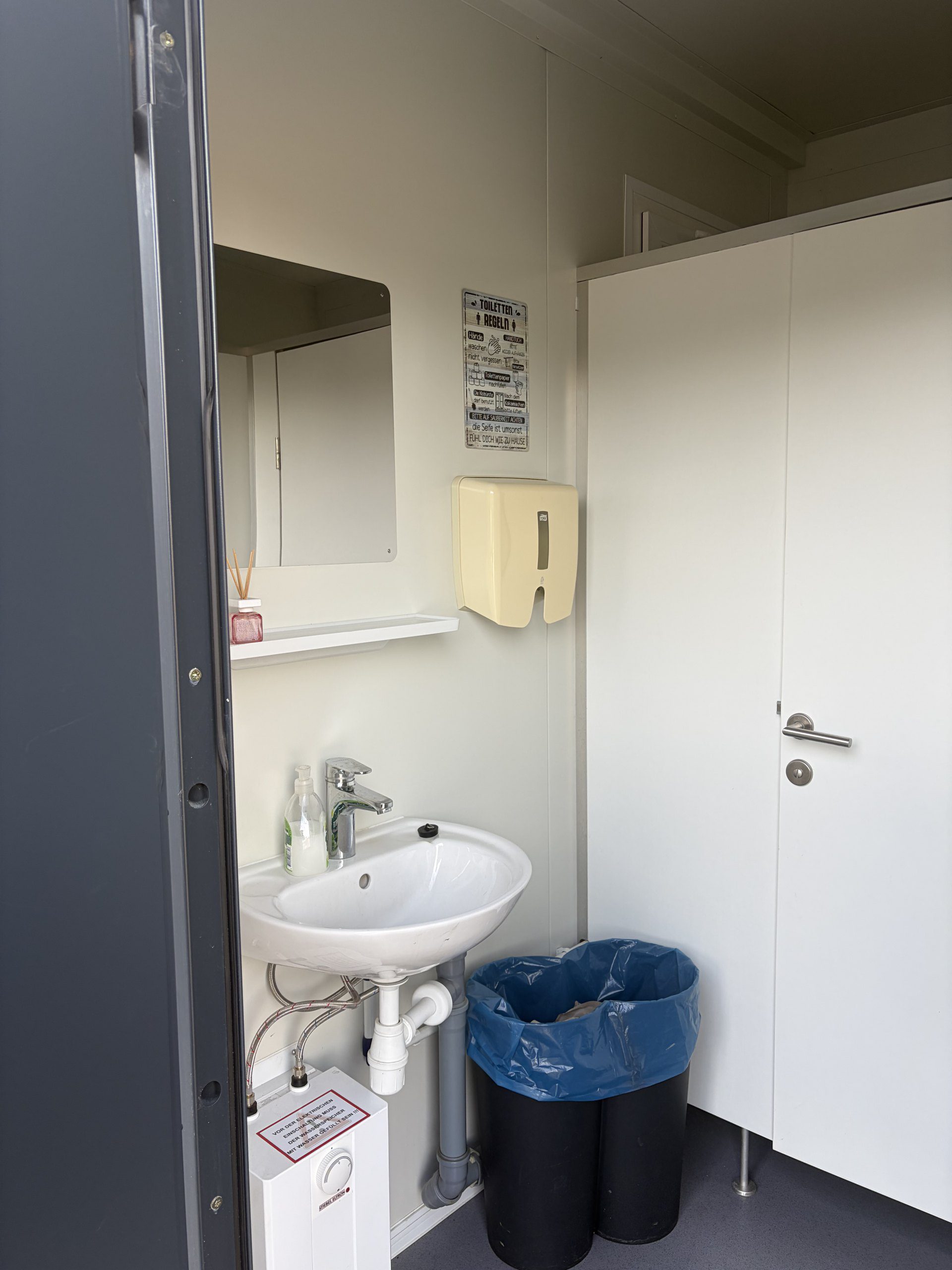 Waschbecken mit Spiegel im Sanitärcontainer