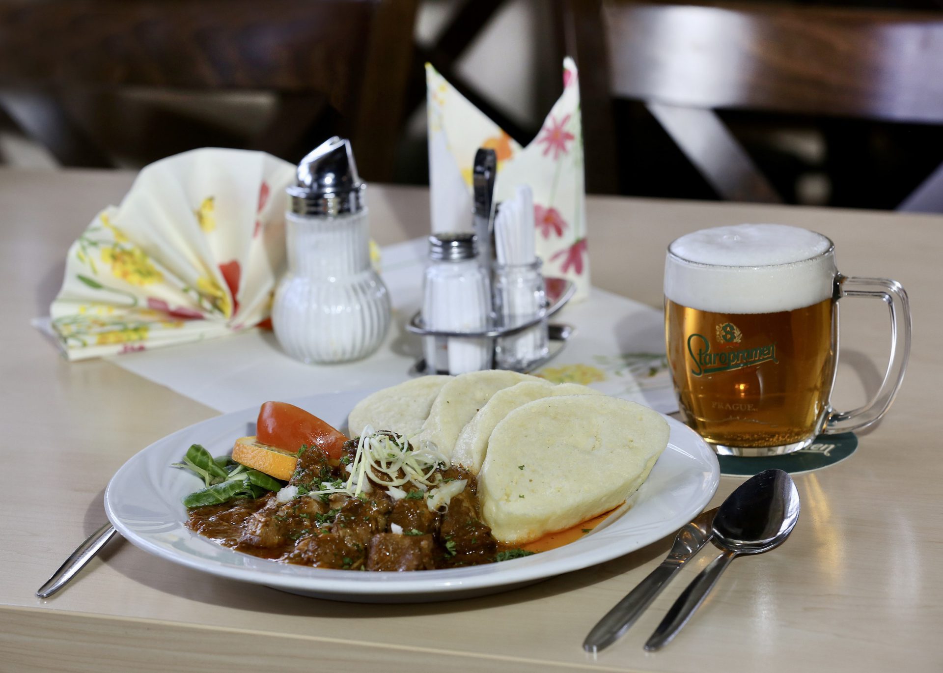 Gulasch mit böhmischen Knödeln und einem Bier