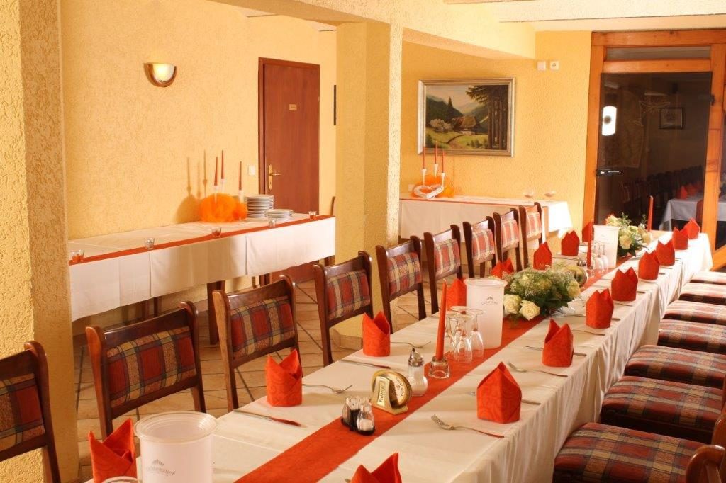 Kleiner Veranstaltungsraum mit einer langen Tafel