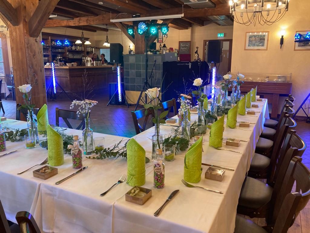 Party-Scheune mit langen Tischreihen und Lichterketten