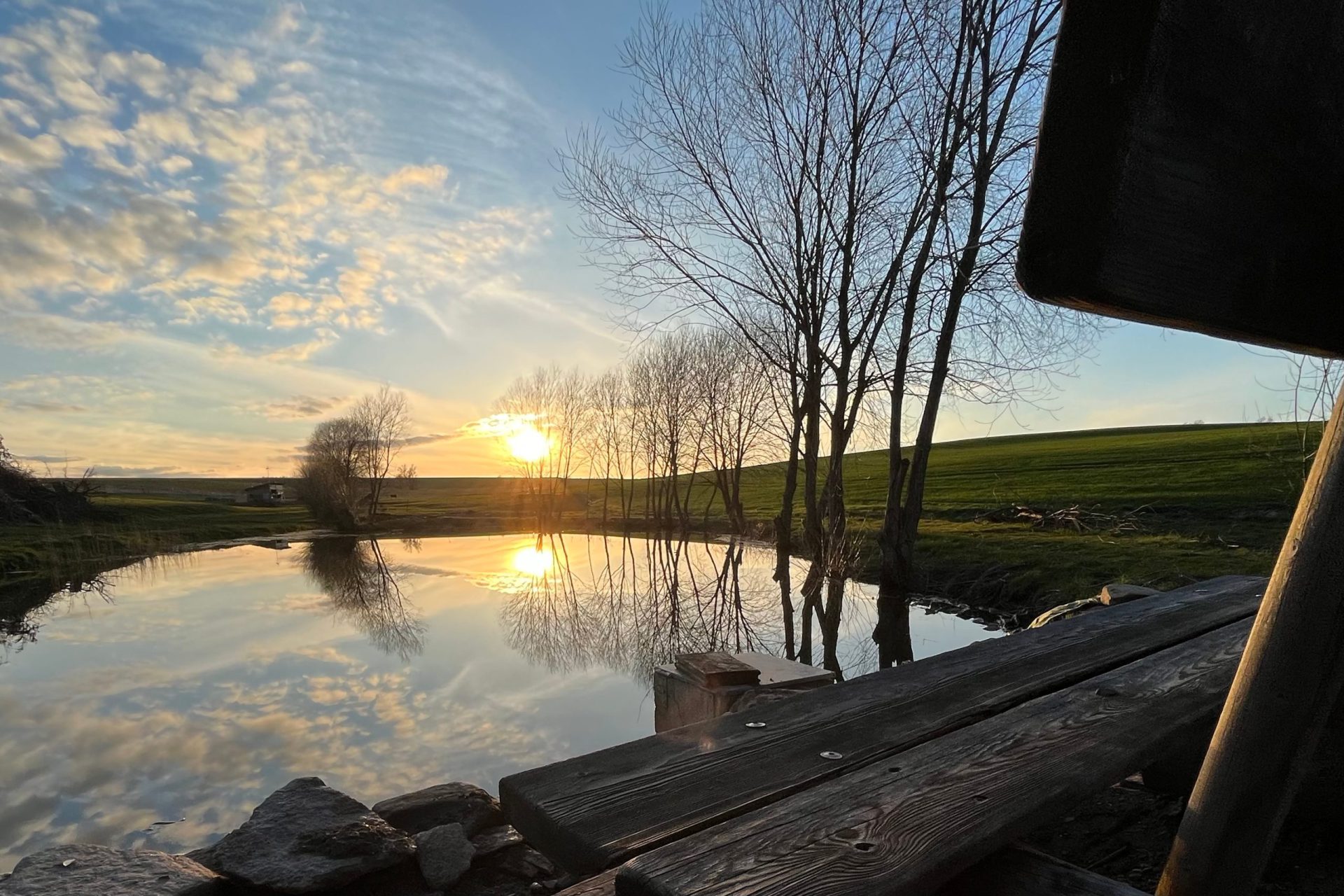Der hauseigene Teich im Sonnenuntergang