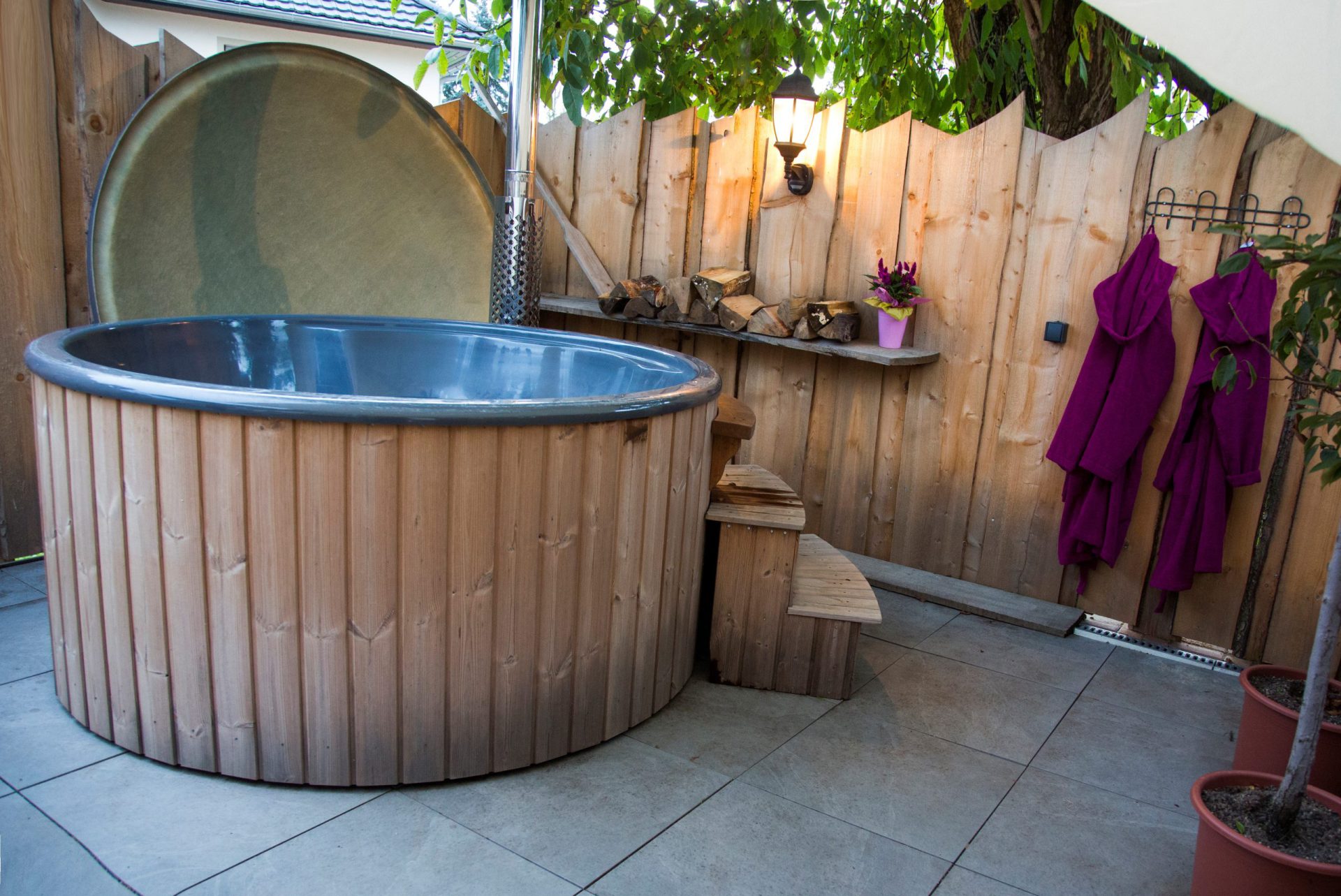 Hölzerner Hot Tub im geschützten Außenbereich