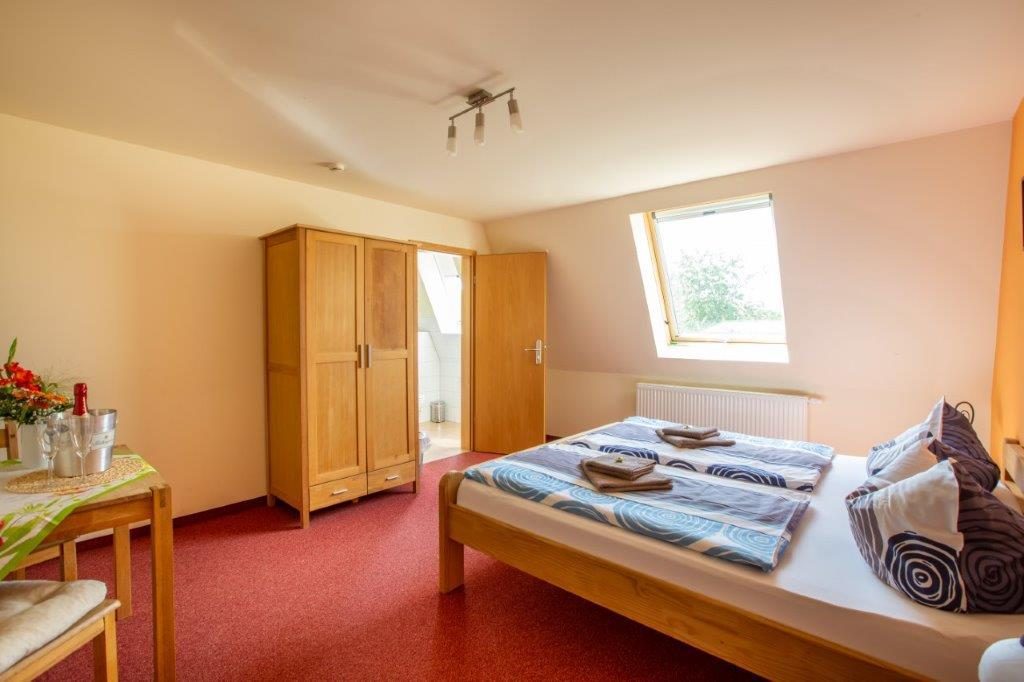 Zimmer im Dachgeschoss mit Dachfenster und Sitzecke