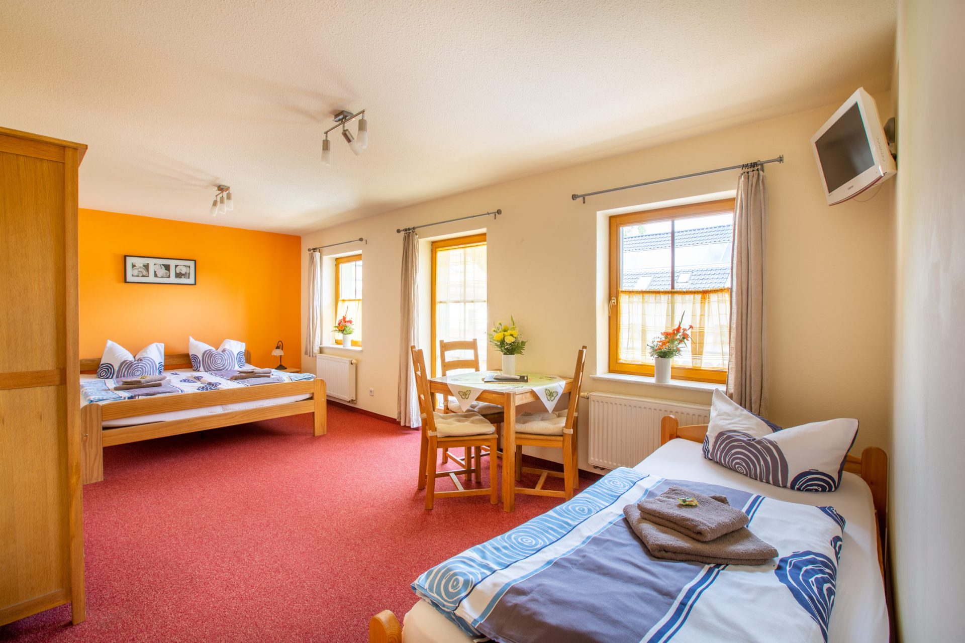 Doppelzimmer mit gemachten Betten und Sitzecke