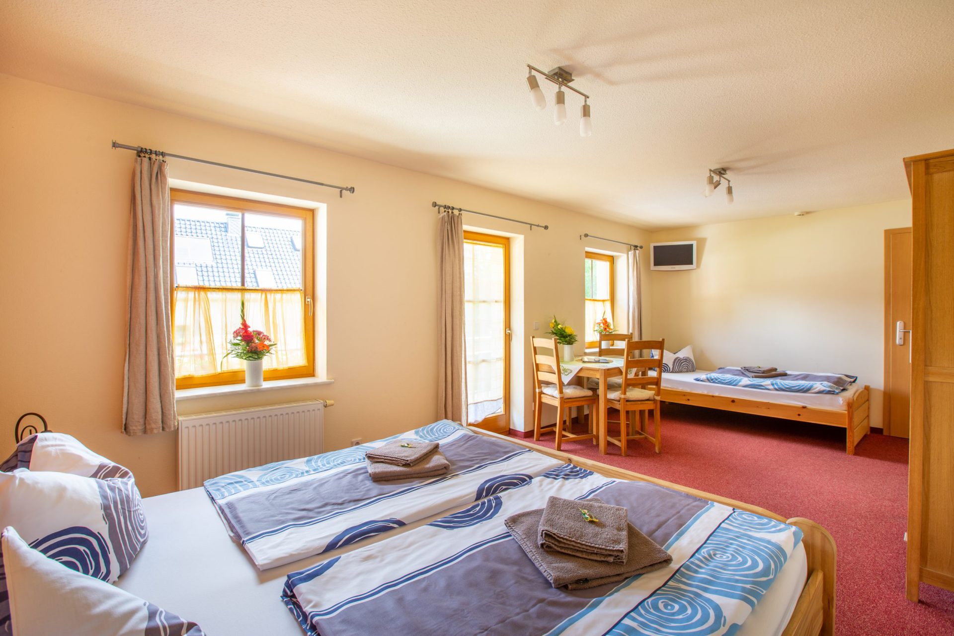 Doppelzimmer mit gemachten Betten und Sitzecke